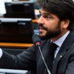 Redução de salários e jornada avançam na Câmara.